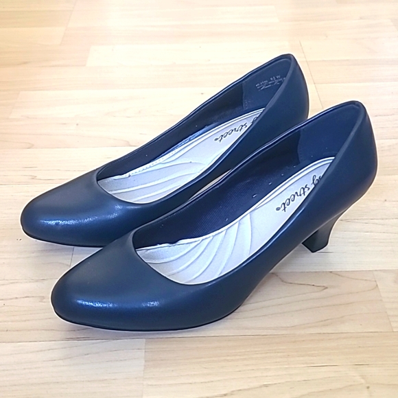 Easy Street Navy Blue Heels - Picture 1 of 10